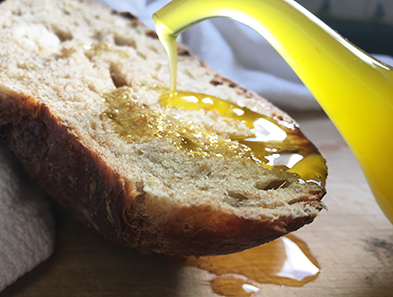 Probando el aceite de oliva virgen con pan