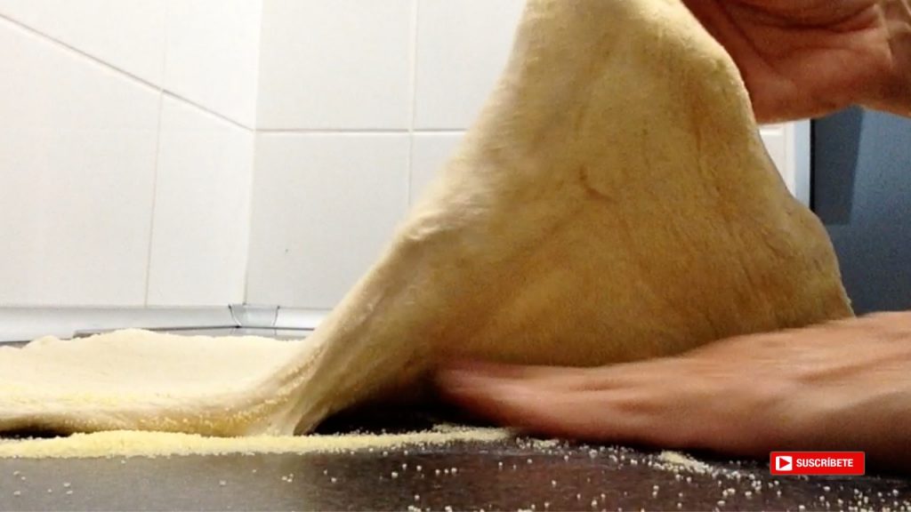 Agregar por debajo de la masa sémola para preparar masa de pizza casera sin rodillo con sémola