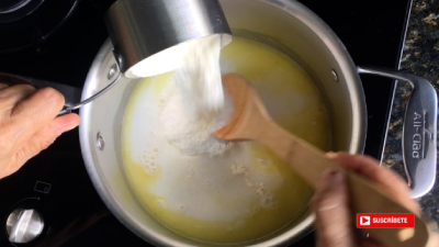 Agregar harina PAN a la mezcla de masa de arepas