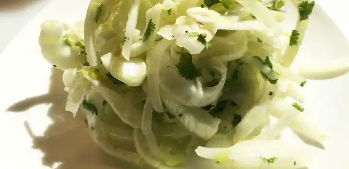 Cómo hacer una ensalada de hinojo fresco en 5 pasos