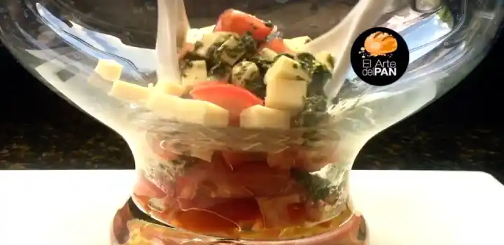 Ensalada de tomate y mozzarella con salsa de albahaca y piñones