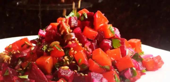 Ensalada de Remolacha y Zanahoria con Crujiente de Sésamo: ¡Fácil, Saludable y Deliciosa!